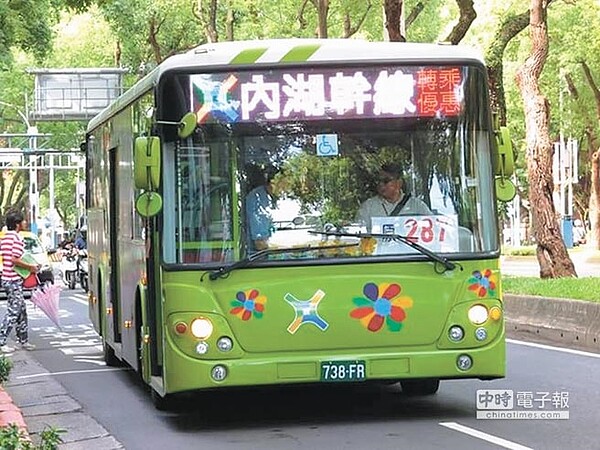 台北市東湖地區民眾盼有快速公車，但市府認為現在已有287區、內湖幹線等6條公車，班次相當密集。（張立勳翻攝）