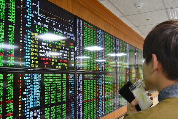 股票大跌。(好房網News記者 陳韋帆/攝影)