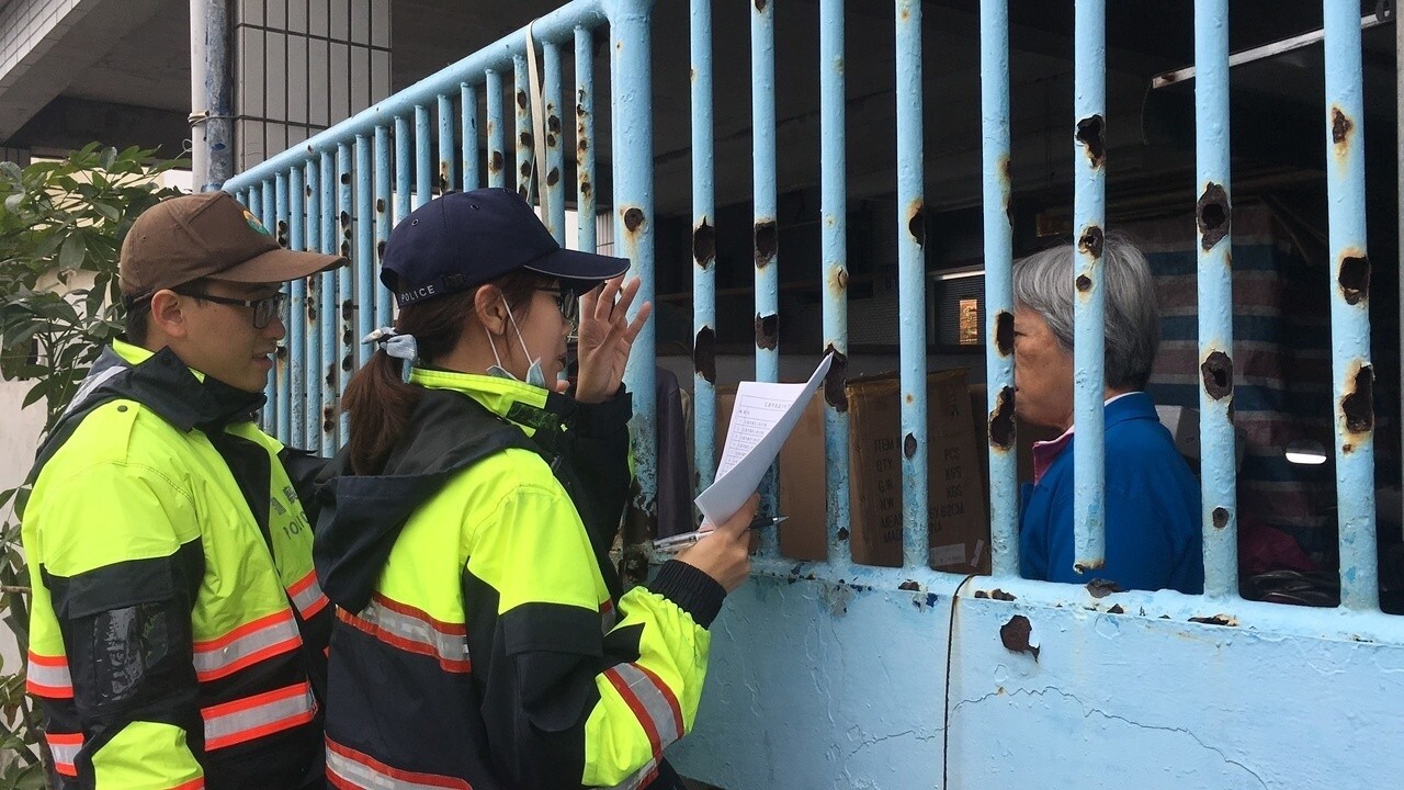 警方撤離附近民眾。記者李承穎／攝影