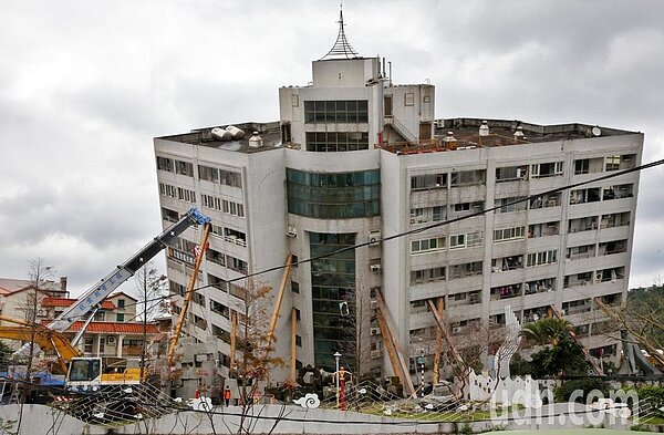 0206花蓮強震後,花蓮地區仍然餘震不斷,為避免雲門翠堤大樓繼續傾倒影響救災,工程人員持續推放消波塊頂住大樓。記者鄭超文/攝影