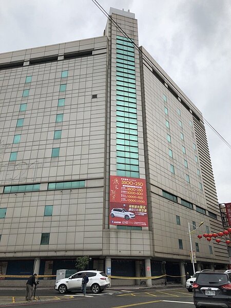 遠東百貨花蓮舊館因地震外牆鋼筋外露扭曲變形,圍起紅色危樓警示標誌。圖/遠百提供