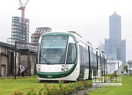 
經悠遊卡公司和高雄捷運公司協調，13日起悠遊卡就可以搭高雄輕軌了。（本報資料照片）
 