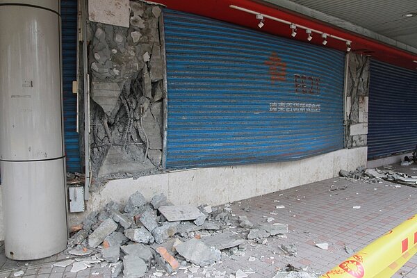 花蓮舊遠百在強震後，建築的磁磚爆裂、鋼筋外露，讓周遭民眾十分恐慌會隨時倒塌。記者徐庭揚／攝影 