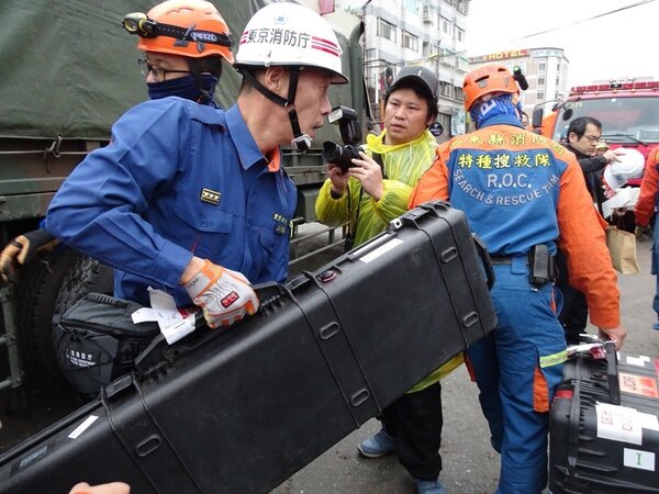 日本搜救隊帶來的生命探測儀器目前尚未找到活體。記者江孟謙／攝影 