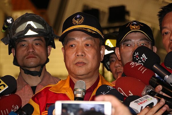 花蓮縣消防局長林文瑞，晚間出面澄清稱，雲門翠堤大樓仍有生機，絕不放棄搜救機會。記者曾健祐／攝影 