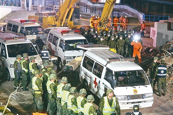 花蓮強震中最後五名失聯的陸客，昨晚在嚴重傾倒的漂亮生活旅店內被找到，多輛救護車和軍方人員都前往應援。 記者曾吉松／攝影