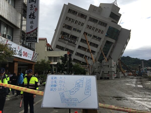 花蓮縣6日發生強震，其中雲門翠堤大樓傷亡最慘重。記者徐庭揚／攝影 