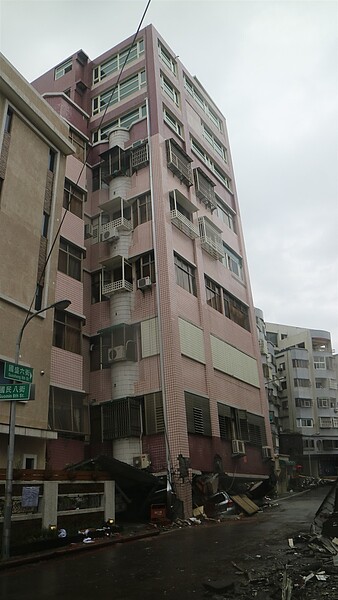 受到地震的影響，吾居吾宿大樓的一樓停車場塌陷，住戶質疑，偷蓋加蓋3層樓，才發生塌陷意外。記者徐庭揚／攝影 