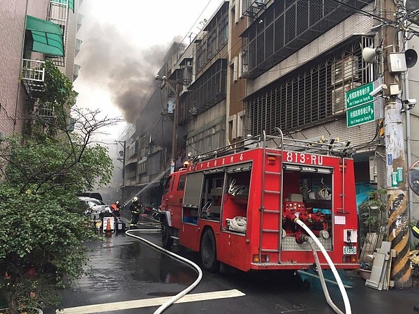 桃園市八德區桃鶯路南橋巷民宅今下午竄出濃煙，消防隊獲報趕至現場撲滅火勢。記者許政榆／翻攝