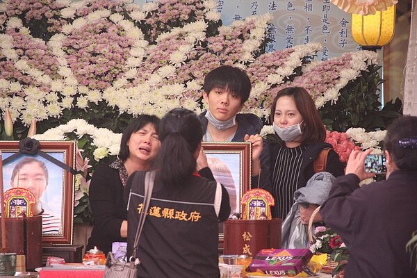 陸客家屬與罹難者照片合影。記者陳俊智/攝影
