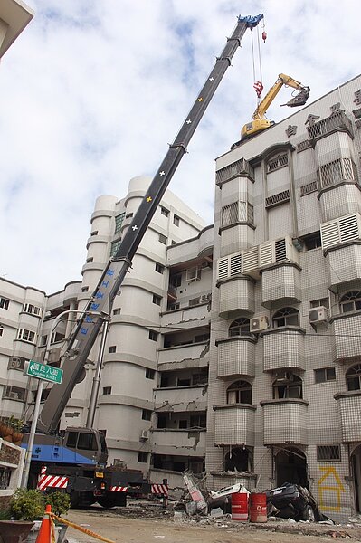 居民撤離、怪手上樓 白金雙星拆除作業進行中。記者陳俊智/攝影