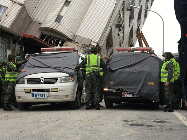 2輛救護車進入救援區待命。記者徐庭揚／攝影 
