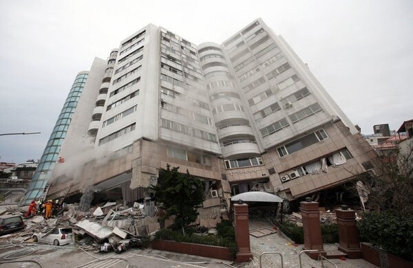 花蓮強震後，雲翠大樓倒塌，外界認為原因來自「軟腳蝦」。 記者杜建重／攝影 