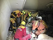 雲翠大樓開拆　2罹難者棉被木板覆蓋保完整