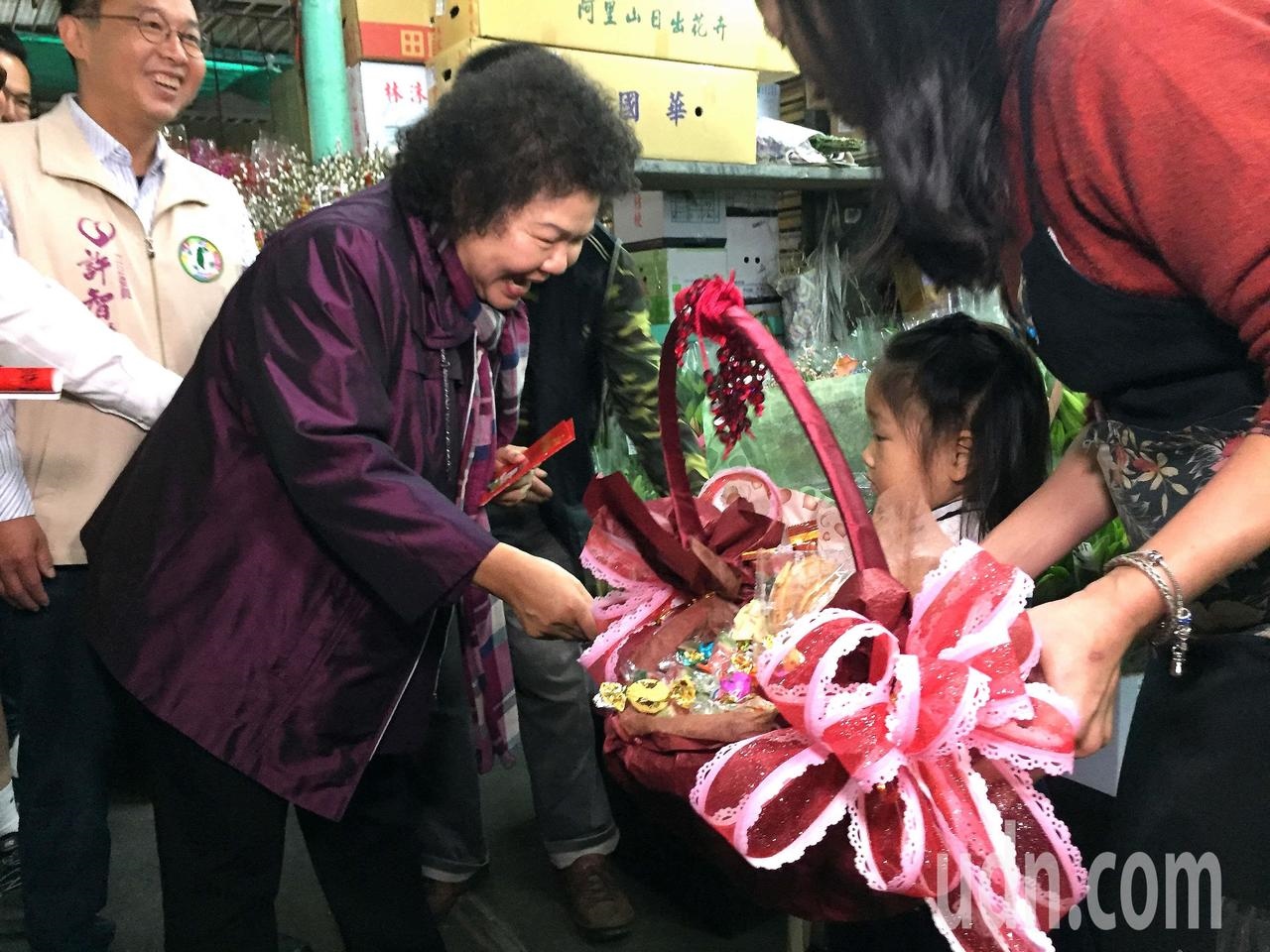 高雄市長陳菊今天清晨到鳳山果菜市場了解批發市場的交易情形，也發紅包給小朋友。記者謝梅芬／攝影
