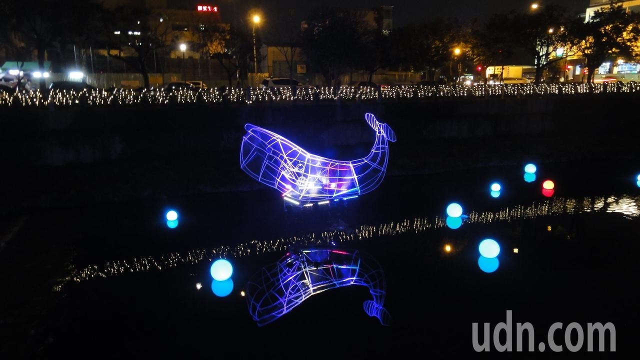 網友分享可以拍出水中倒影，是萬年溪綵燈節的特色。記者蔣繼平／攝影