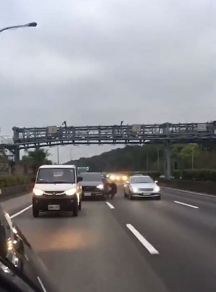 彭嫌在國道上危險攔車,最後命喪輪下(擷取自網路)