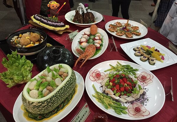 農曆新年即將到來，超商、量販店以及餐飲業者紛紛推出年菜產品（圖／台大醫院）