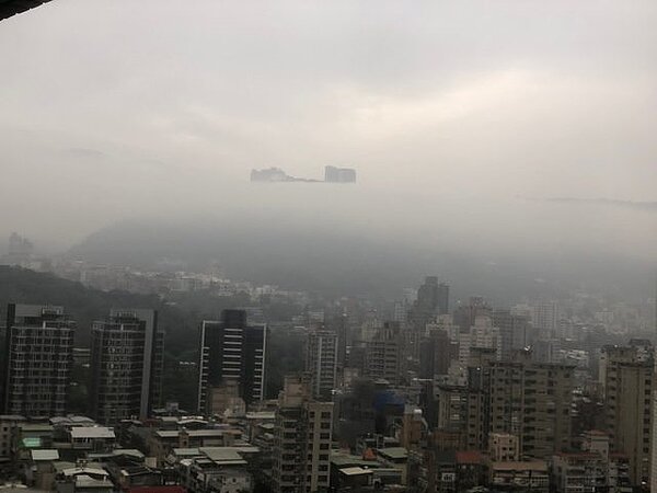 石牌驚現「海市蜃樓」　其實是文化大學（PTT）