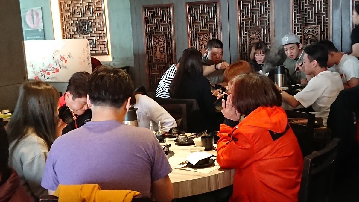 專家建議,婆媳因習慣、觀念不同,準備年夜飯易起衝突,可轉念安排全家外出吃團圓飯,讓婆媳都好好休息。 記者蔡容喬/攝影