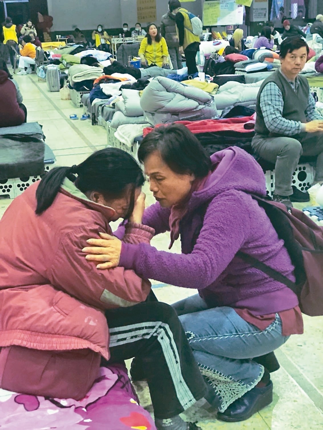 截至昨晚8時，小巨蛋、中華國小收容所人數有425人，有人仍難以接受失去家園的悲痛。 記者王慧瑛／攝影