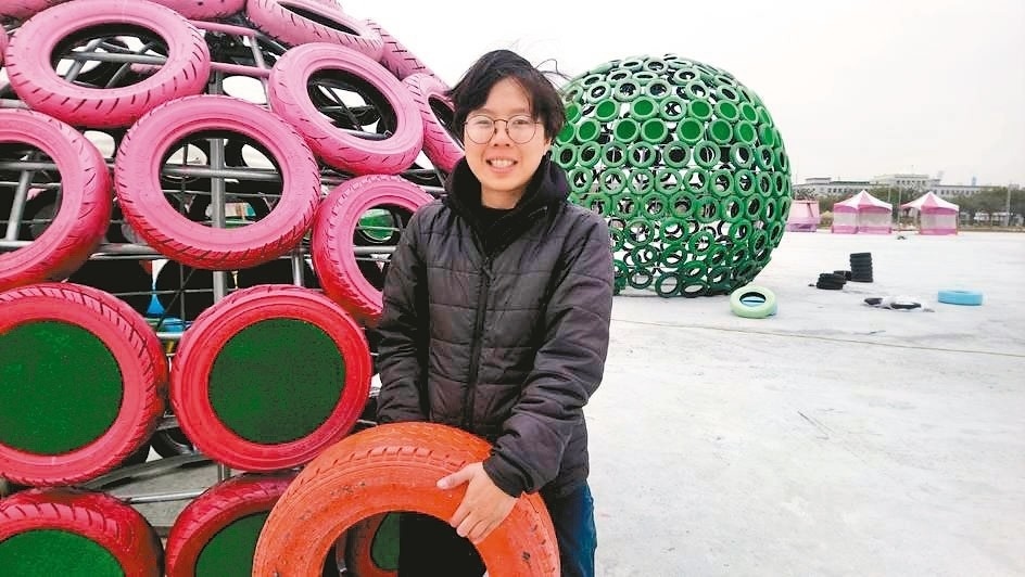 青年藝術家陳佳慧用千條廢輪胎創作綠能藝術燈區作品「萌芽」。 記者卜敏正／攝影