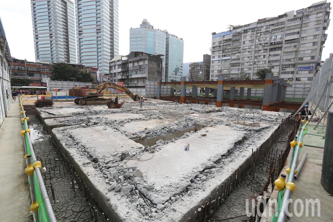 永春都更案復工典禮上午舉行,全國矚目的永春都更案一波三折,去年遭最高行政法院判決出爐,導致全案停擺;北市府上月核定新都更計畫、核發新建照,全案上午舉行復工儀式 。記者曾吉松/攝影