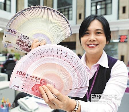 
臺灣銀行等7家金融機構8日開放民眾兌換新鈔，不少民眾首日即至臺銀總行排隊兌換。（王德為攝）
 