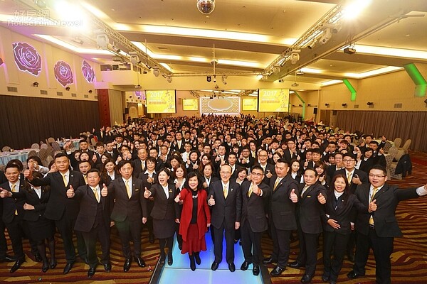 永慶不動產竹苗區尾牙2.12登場,不僅集團董事長孫慶餘、林淑貞顧問聯袂出席,現場貴賓更是冠蓋雲集。(圖/永慶房產集團)