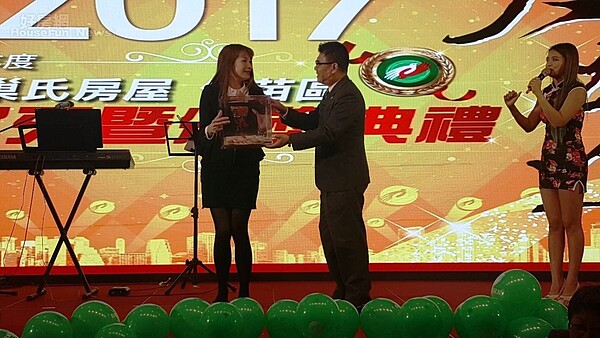 有巢氏房屋新竹東門加盟店夥伴(圖左),手氣超旺,抽走現金2萬5千元。(圖/永慶房產集團)