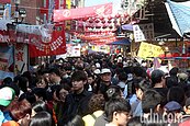好天氣　迪化年貨大街人潮湧現