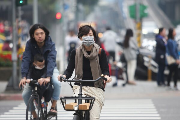 民眾外出戴上口罩，預防空汙帶來的影響。聯合報系資料照／記者陳正興攝影 