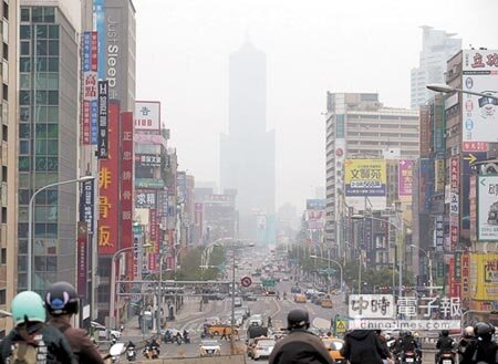 除夕到初五6天，中南部都可能出現空汙紅色警示，民眾出遊要小心防護，環保署並呼籲祭拜少香少金。（本報資料照片）