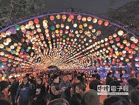 
高雄燈會大年初三登場，打造百公尺彩繪燈海隧道。（柯宗緯攝）
 