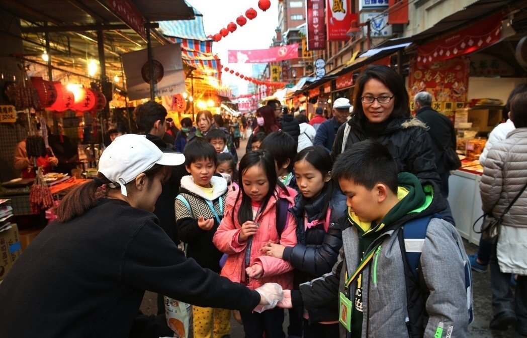 今天除夕至明天初一白天西半部晴朗穩定,高溫將在26至29度之間,溫暖微熱。圖為北市年貨大街。 聯合報系資料照/記者林俊良攝影