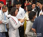 小英到台南發福袋　抗議不斷被迫聲東擊西走後門