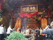 蔡英文台東天后宮發紅包　逾千民眾爭著要