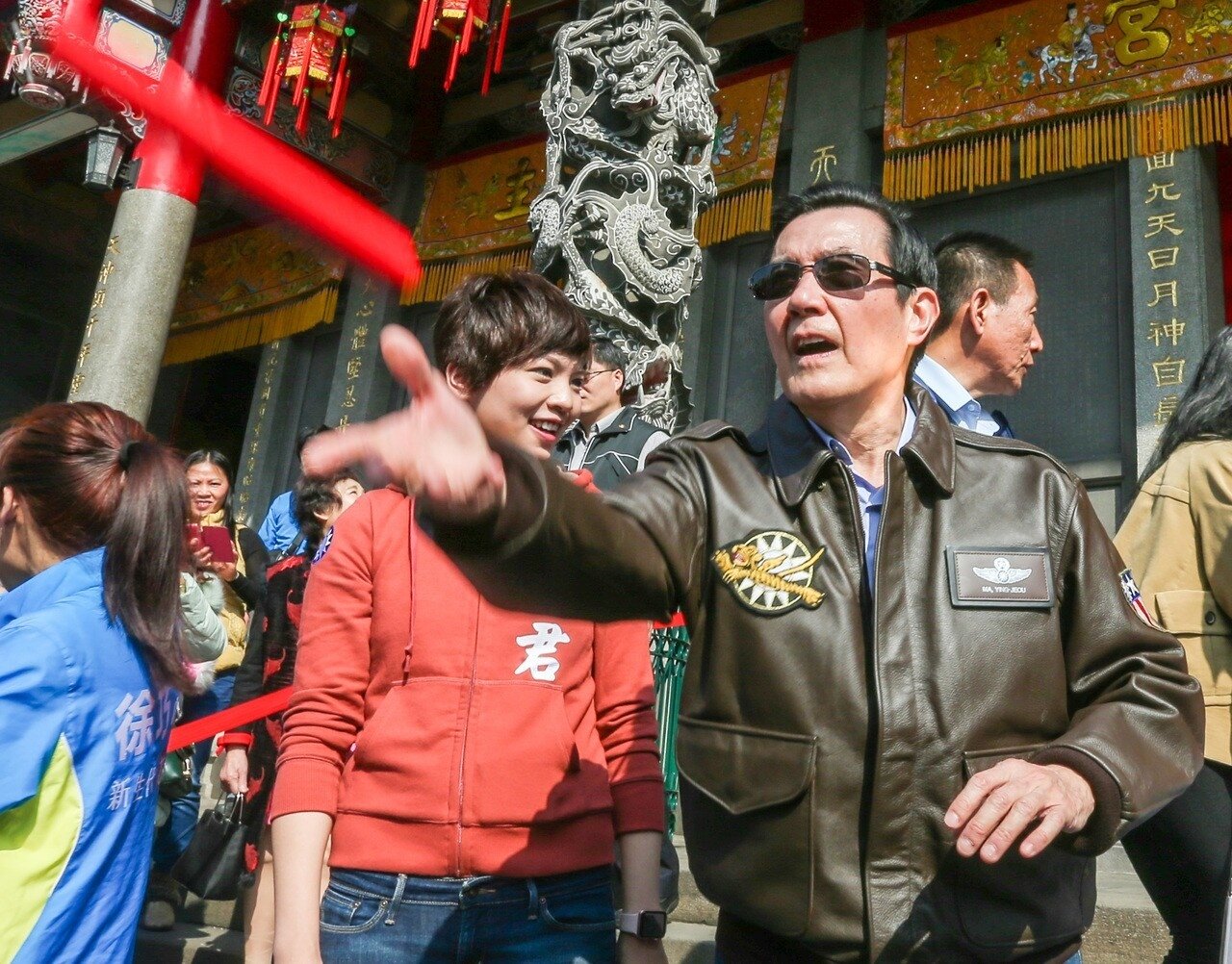 馬英九一時興起將春聯丟給群眾,許多民眾爭相搶奪。記者鄭清元/攝影