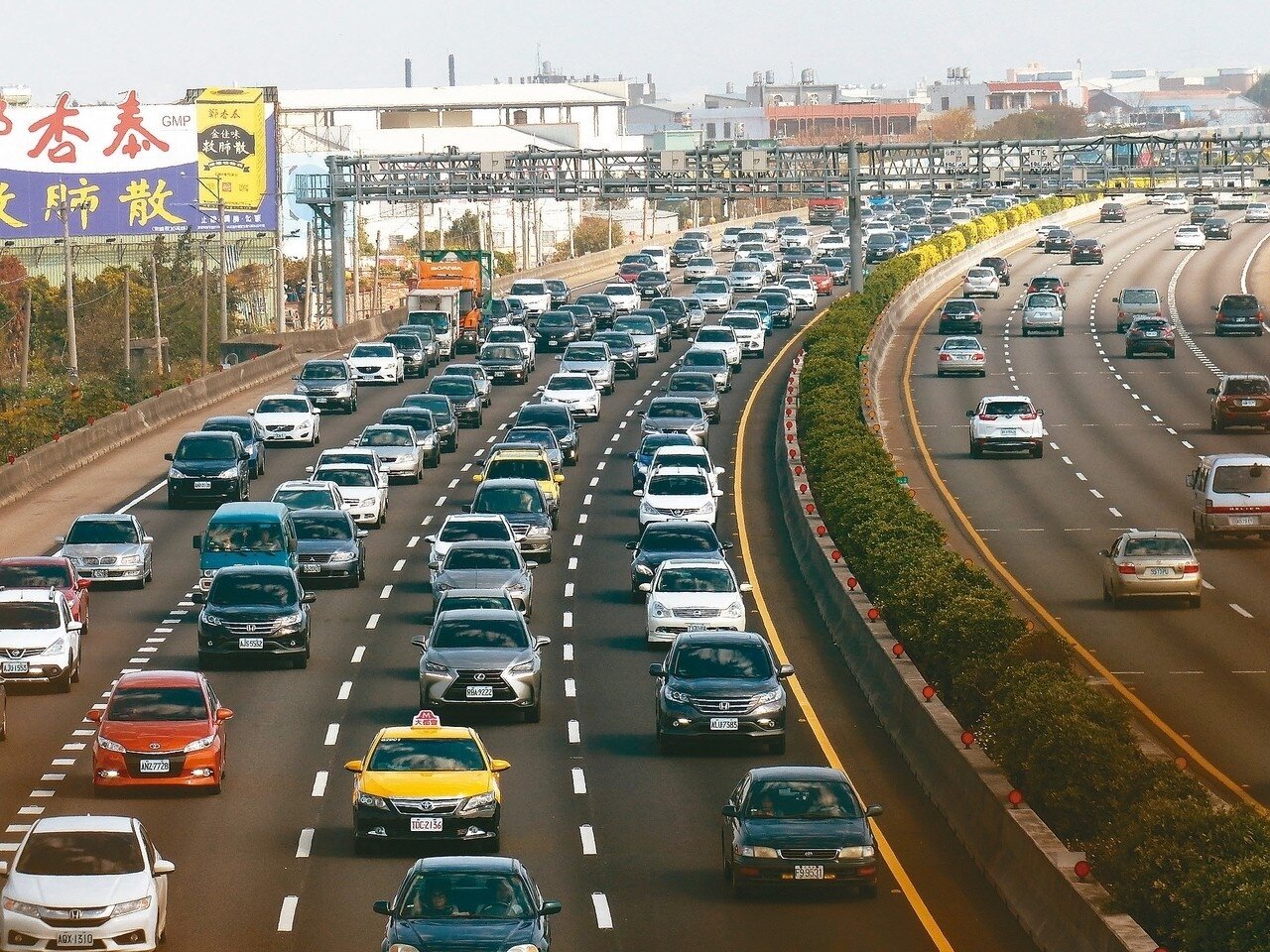 昨天大年初一,天氣晴朗,出遊民眾多,國道中部路段上午車流量大,中山高彰化系統交流道到彰化交流道間南下路段,上午出現雍塞現象。 記者劉明岩/攝影