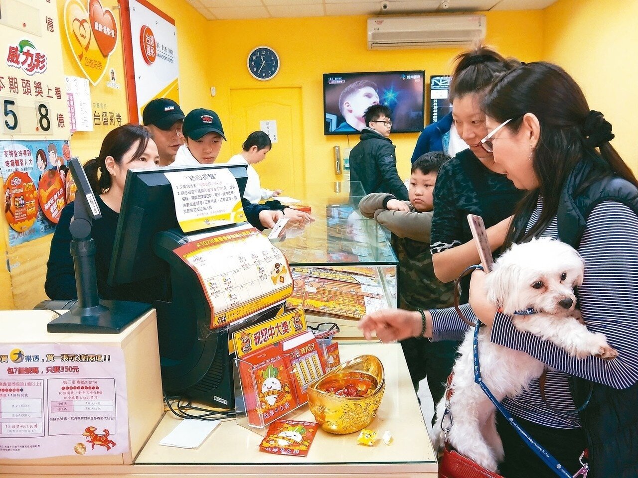 基隆碇內彩券行前晚開出大樂透頭獎,一注獨得1.6億元,昨天擠滿人潮,有人帶狗來簽注,祈求狗來富。 記者游明煌/攝影