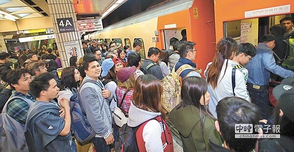年初二中午台北車站湧現人潮,民眾大包小包趕著回娘家。(陳君瑋攝)