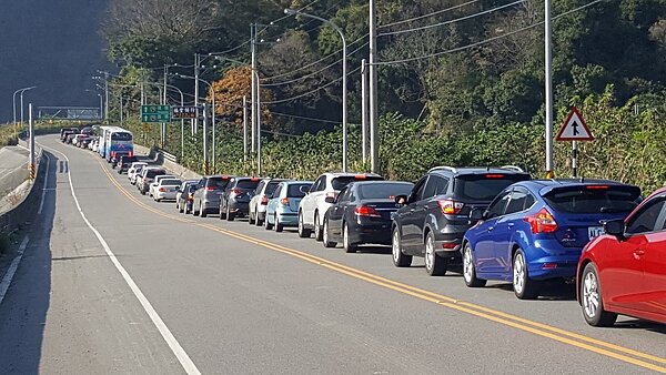 苗栗縣大湖、泰安地區今天車潮大增,在台72線、台3線汶水橋五叉路口周邊路段,車陣大排長龍。記者胡蓬生/攝影