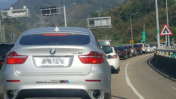 苗栗縣大湖、泰安地區今天車潮大增,在台72線、台3線汶水橋五叉路口周邊路段,車陣大排長龍。記者胡蓬生/攝影