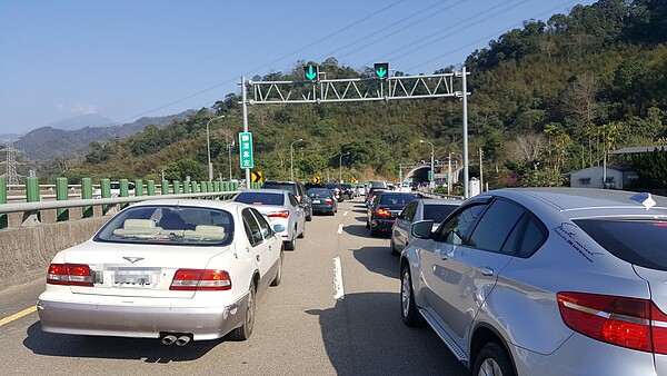 昨天苗栗縣大湖、泰安地區車潮大增，在台72線、台3線汶水橋五叉路口周邊車陣大排長龍。記者胡蓬生／攝影 