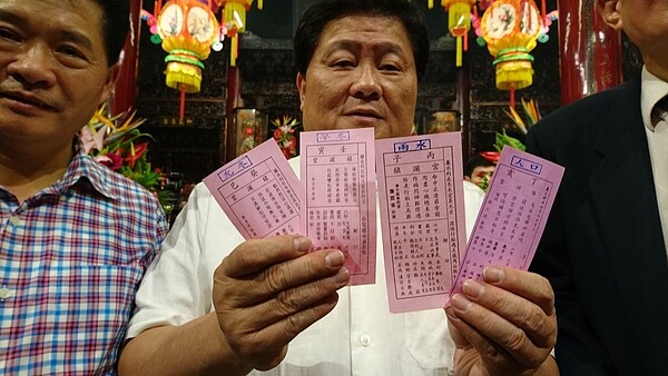 鎮瀾宮董事長顏清標(右)虔誠請示媽祖,終於抽出狗年國運籤。記者黑中亮/攝影