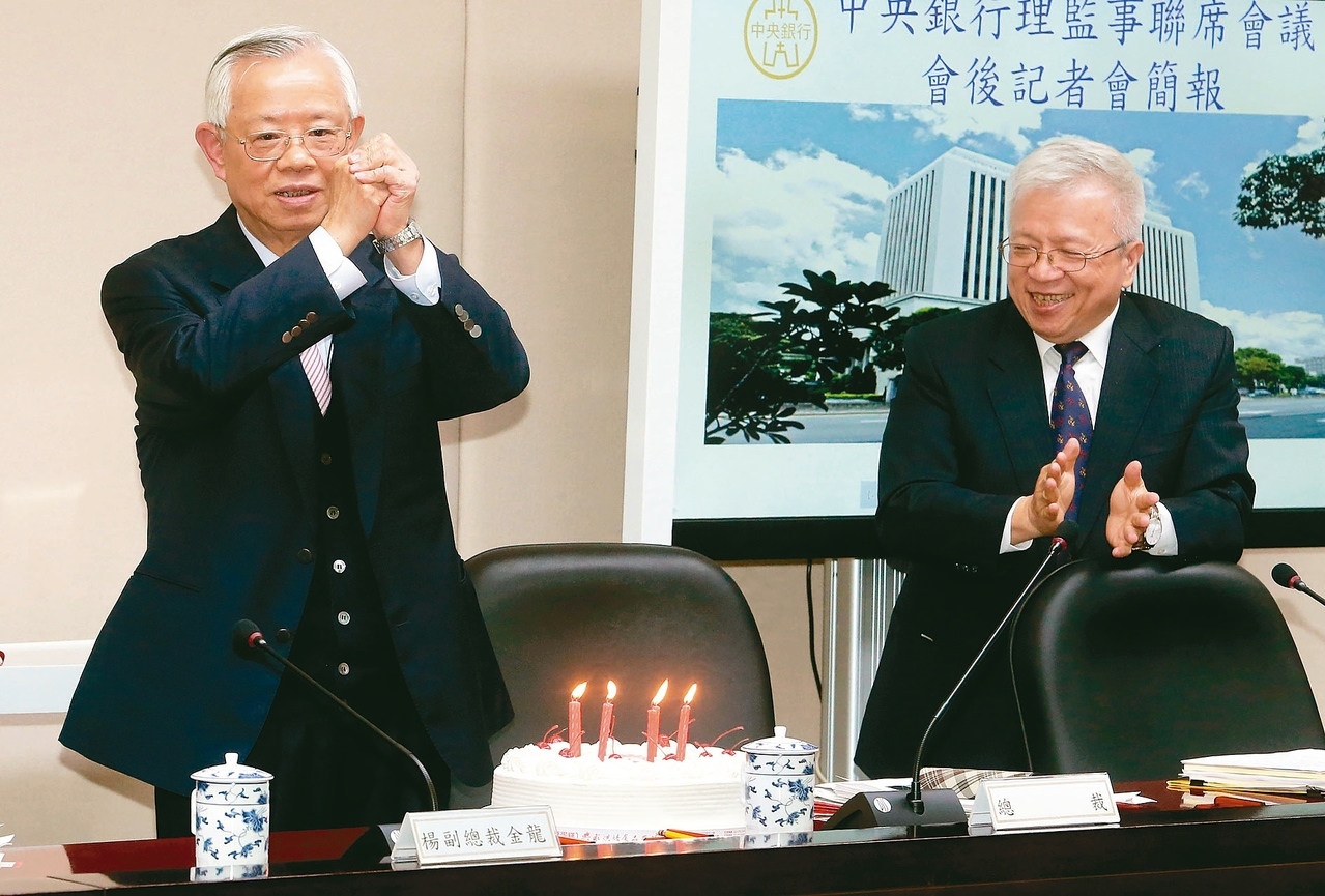 中央銀行總裁彭淮南（右）退休，政院宣布由副總裁楊金龍（左）接任總裁。圖為彭、楊二位聯袂出席一項會議的檔案照。圖╱資料照片