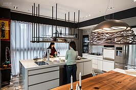 為了整體氛圍，餐廳的餐桌為整片實木的產品，這是李芳瑜尋覓已久才終於找到。