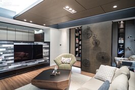 書房與客廳採半開放式空間設計，牆面可依照需求左右移動，既可營造私人獨處空間，又可與客廳空間相連結。