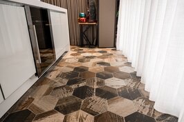 開放廚房的一面地板為了方便清理，因此選擇磁磚作為地面構成元素。與但是也為了延續整體客廳木質地板的設計，因此選擇廢木感強烈的磁磚花色。