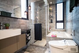 主臥房的浴室採用常見的乾濕分離設計，大片的落地窗與乾濕分離區隔的玻璃，完整的引入戶外的光線，大白天幾乎不用開燈。